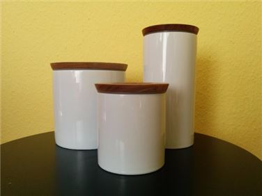 Abbildung: Weiße Aufbewahrungsbehälter aus Porzellan