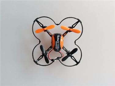 Abbildung: Kleine Drohne mit Ersatzteilen